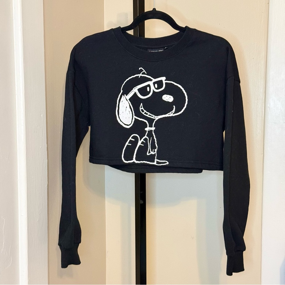 Peanuts Black Crop Sweatshirt with White Snoopy Graphic